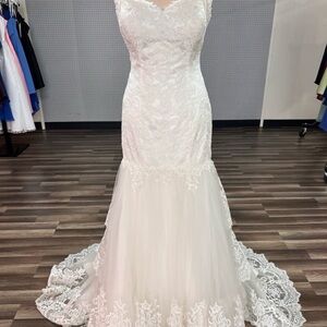 Elegant Ivory Lace Mermaid Wedding Dress with Lace tired Train
